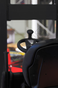 一辆叉车的空驾驶员座椅旋钮司机引导图片