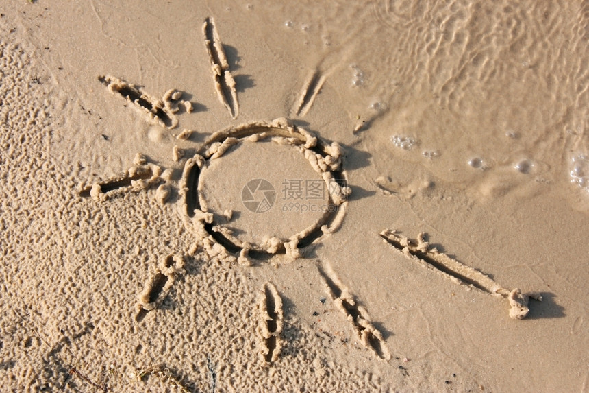 在太阳的沙子上画它洗去波浪热的离开海滩图片