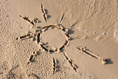 在太阳的沙子上画它洗去波浪热的离开海滩图片