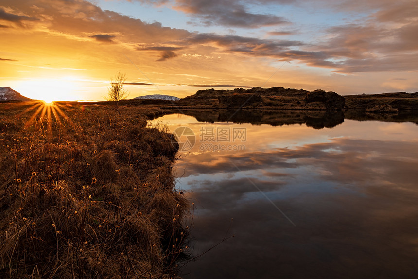 太阳寒冬日出时的弥华湖冰岛日出时的Myvatn湖冰岛欧洲橙图片