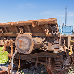 机车追踪铁路货运马车有一家工厂在幕后货物图片