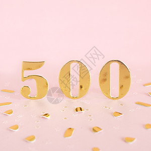 假期数字50是粉红背景的金数面纸间文本空金色画五彩纸屑图片