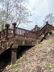 棕色的森林爬坡道山上长桥的金属铁轨老水泥楼梯子图片