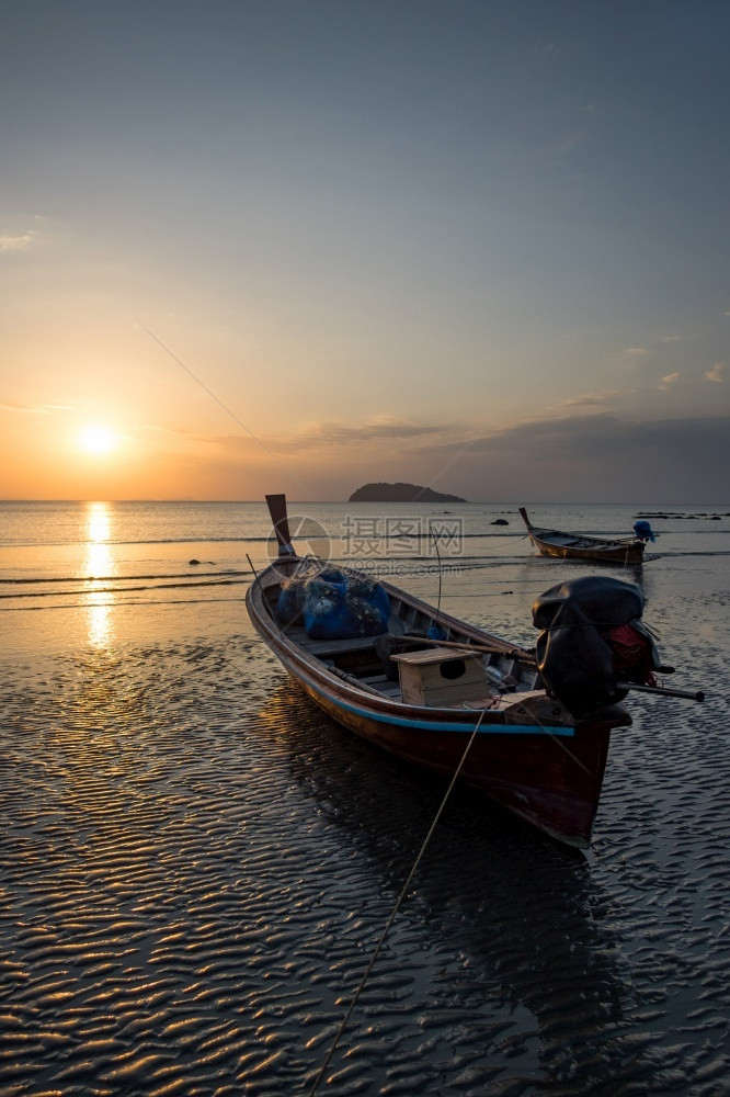 海洋自然克拉比省Krabi地区日落海滩的传统泰航船太阳图片