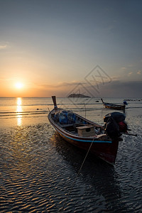 海洋自然克拉比省Krabi地区日落海滩的传统泰航船太阳图片