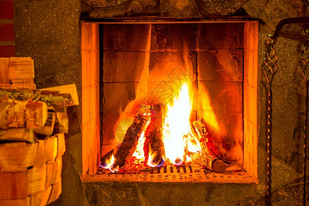 活力热温暖的在壁炉和火柴烧中在篮子里放着一捆木柴高清图片
