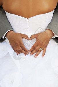 背部尽管在他怀着新娘的双臂时格隆做一个心脏标志灰色的图片