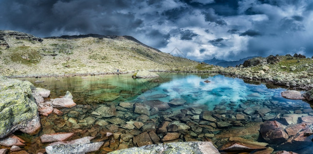 具有透明度的小型高山湖全景图风云莫里茨图片
