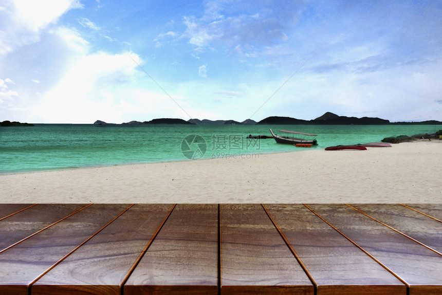剪辑空木制桌间平台和海面及天空背景的岛屿用于产品显示蒙戴布置Wood表格等人们户外图片