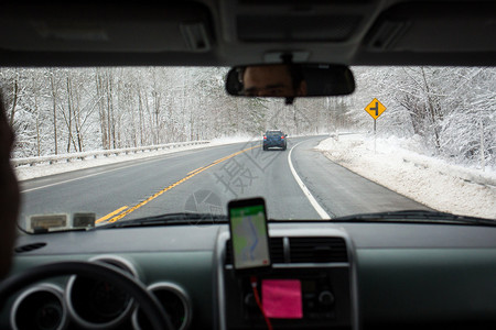 美丽的旅行景观冬季汽车驾驶雪地路难导航冬季汽车驾驶雪地路导航图片