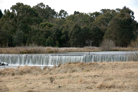 墙澳大利亚新南威尔士MossVale附近温卡里布伊河溢漏道流动堰图片