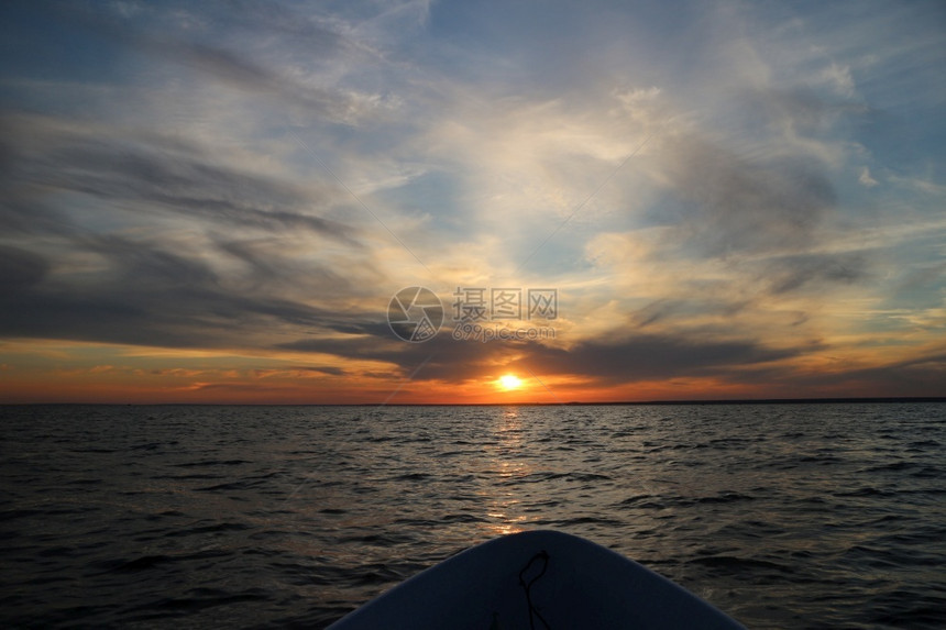 课程闲暇导航黄昏的海边在船道上晒太阳地处阴云多彩的风景图片
