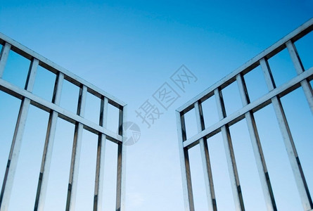 出口重的蓝色向天空开放铁门自由概念图片