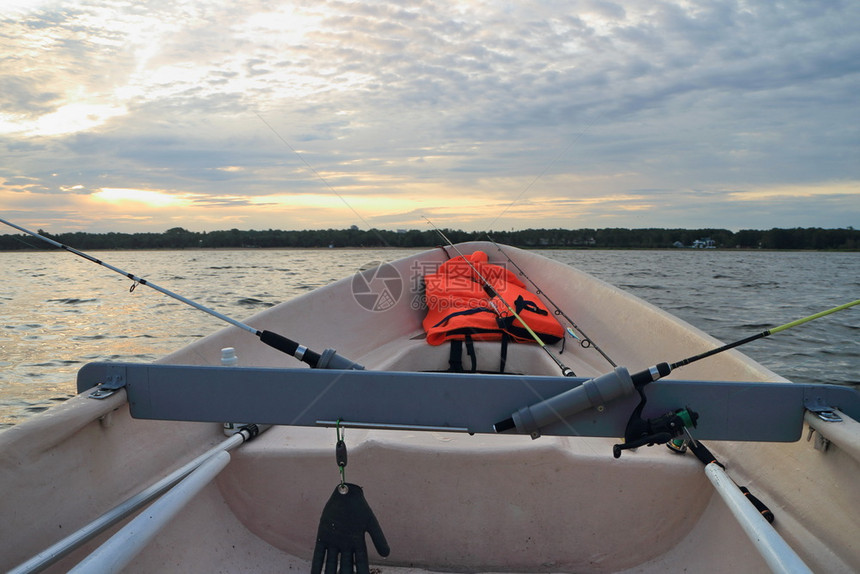 圣彼得堡每天早上在湖中捕鱼的渔船上竿爱好图片