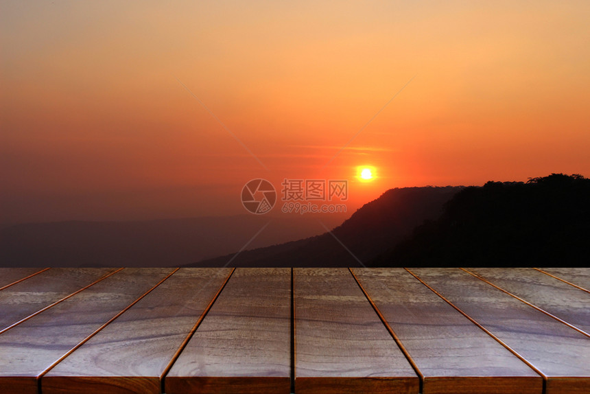 海风景名胜木制的空桌间平台和在湖泊背景的日落模糊度用于产品显示时效图片