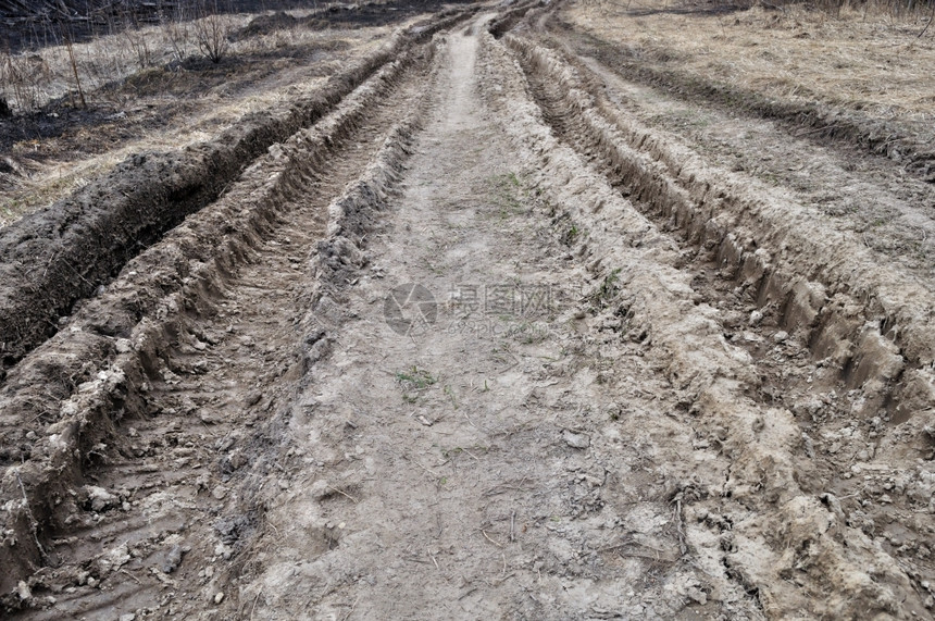 俄罗斯土地靠近乡村泥路沟渠图片