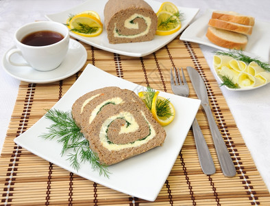 面包配料为了肝脏切片加黄油和早餐用咖啡图片