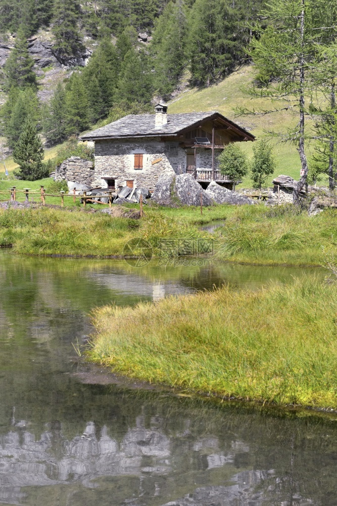 阿尔卑斯山水边的小屋图片