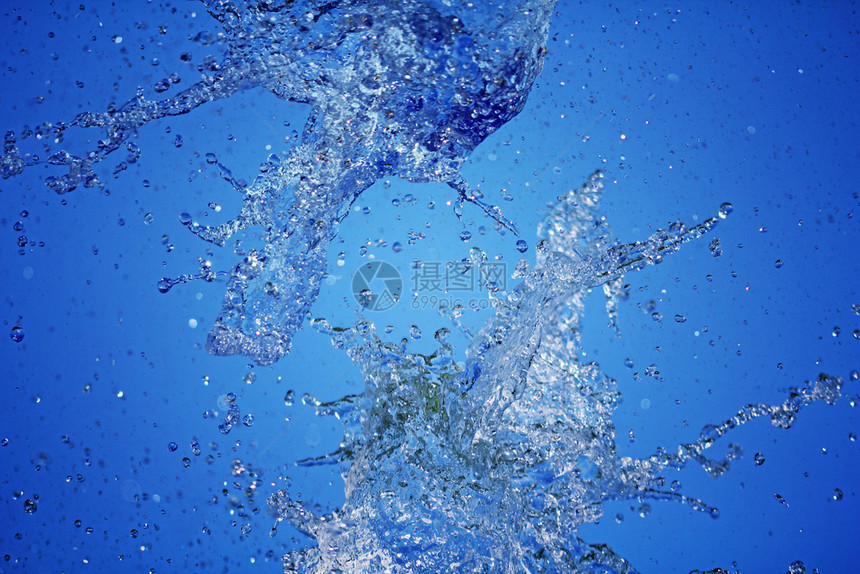 气泡蓝色背景上的水溅特写镜头蓝色背景上的水溅特写镜头降低波纹图片