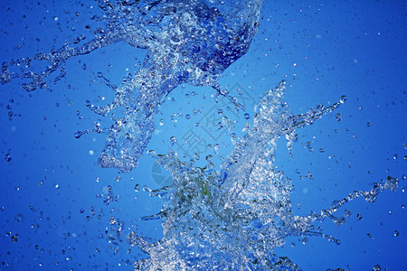 气泡蓝色背景上的水溅特写镜头蓝色背景上的水溅特写镜头降低波纹图片
