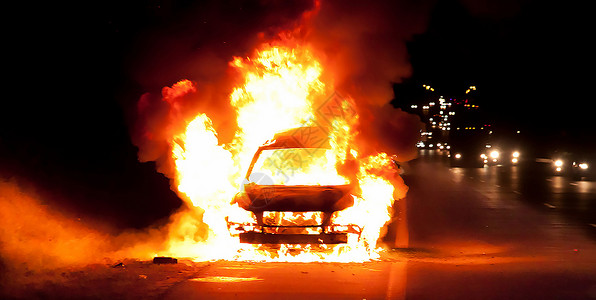 汽车爆炸警告软管运输车在夜深背景汽起火在中着背景