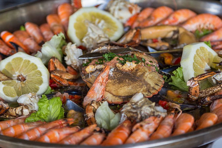 虾开胃菜健康餐桌上大金属盘中的海鲜和螃蟹图片