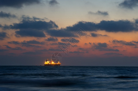 泡沫滴以色列南部地中海沿岸靠近以色列阿什凯伦市地中海沿岸波浪图片