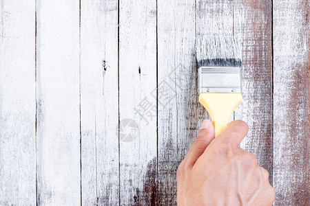 工具Menrrrcopos手用白油漆刷在旧木墙上一个画家能够溅图片