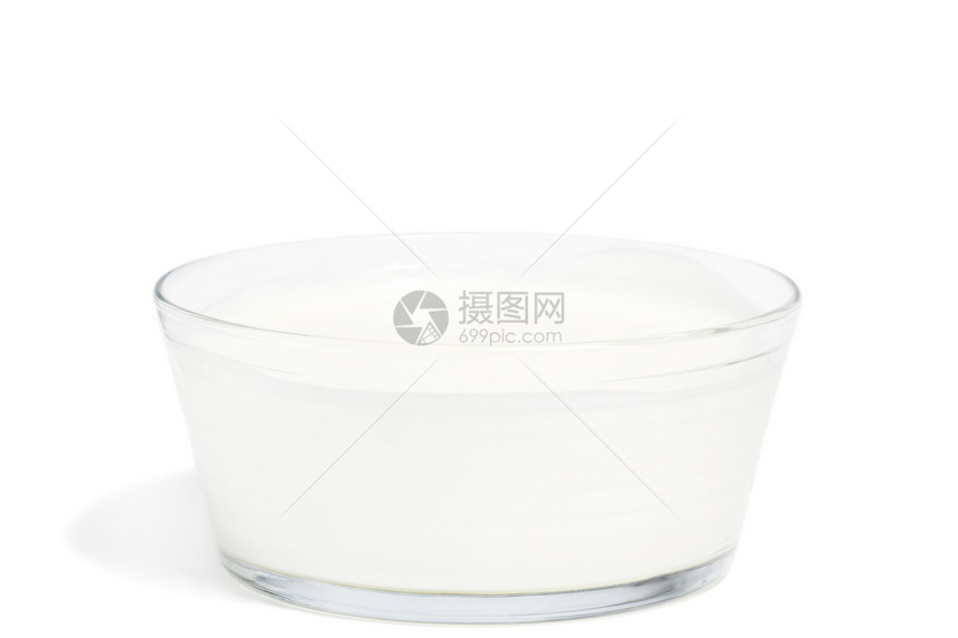 冰酸奶在玻璃碗酸奶在一个玻璃碗白色背景的玻璃碗奶油新鲜的图片