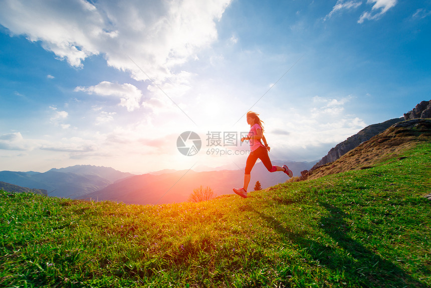 成功冒险夏季日落时女运动员在山坡草原上跑的火车夏天图片