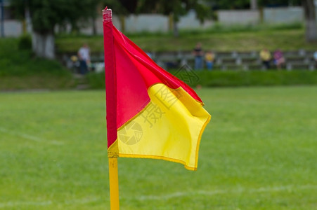 竞赛玩角度在体育场的足球十字角旗帜图片