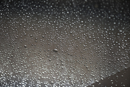 窗口的黑色下有雨滴质地窗户湿图片