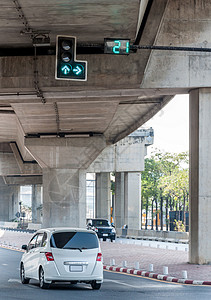 交通绿色灯光信号在高速公路桥下有数字倒计时钟现代的镇图片