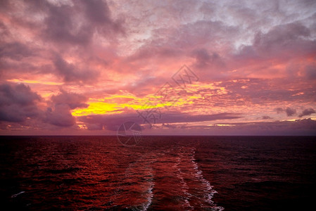 自然天空日落时海上巡航沿图片