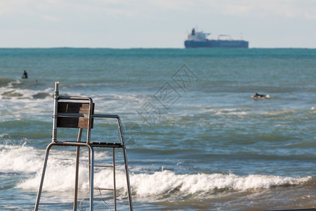 空救生椅海上冲浪者和背景集装箱船舶上游者自然铁红色的图片