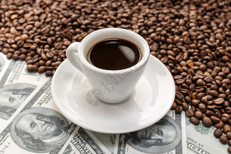 美元钞票上的咖啡图片