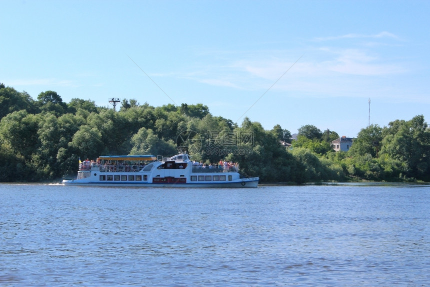 景观季节河边美丽的风景河边有前门车轮的马达舰船长廊图片