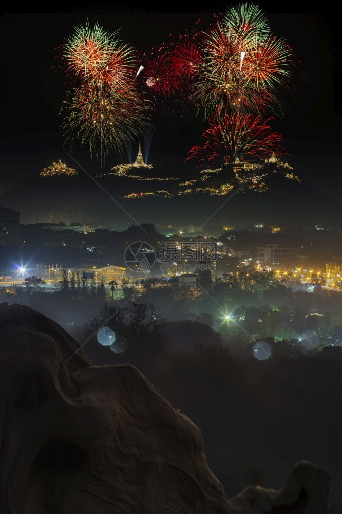 颜色惊人的王一年度烟花庆祝活动NakhonKhiri历史公园Pharchaburi省FireworkNakhonKhiri历史公图片