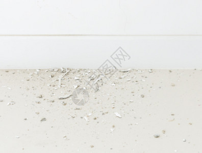 水泥白色的瓦砾在地砖板上钻探的混凝土废料图片
