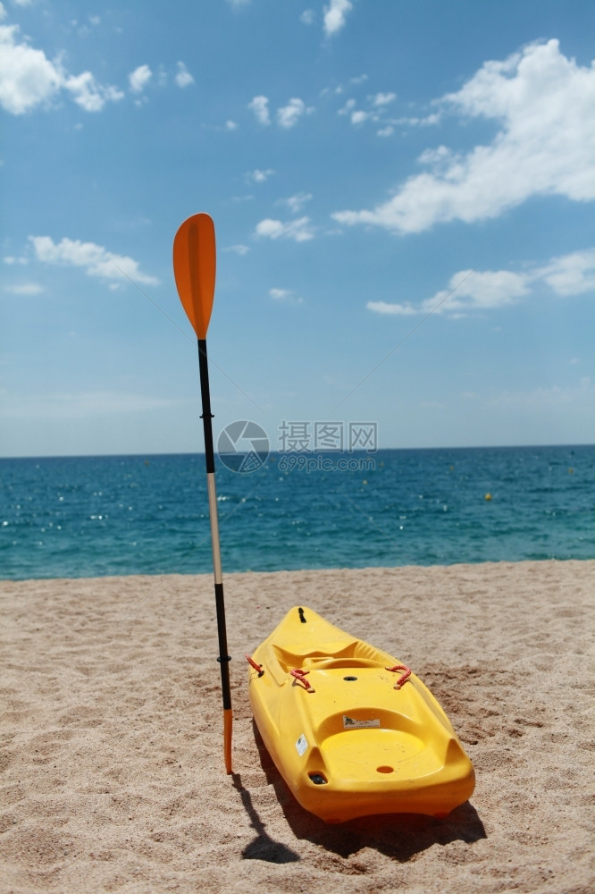 海滩上的皮划艇采取海岸线图片