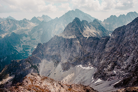 山峰地貌景观塔特拉山脉大峡谷高顶和粗脉的风景图案顶峰锯齿状的云图片
