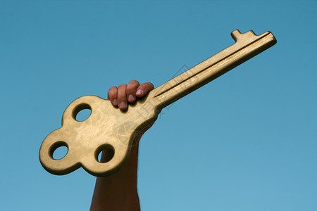 保持锁拥有象征钥匙对抗天空的人成功隐喻手臂背景图片