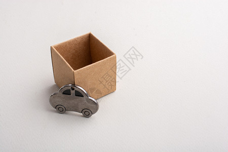 玩具盒子白色背景的盒子旁边小汽车型号立方体白色的运输背景