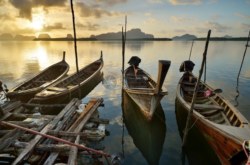自然日落时泰国传统长尾船热带的图片