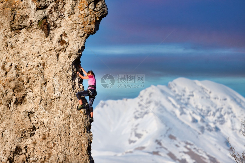 身体的决心帮助一名年轻女孩登山的者图片