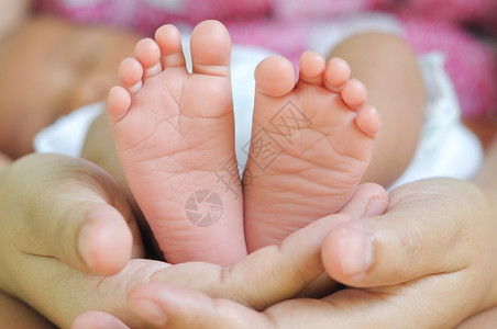 母保护持有小婴儿脚的母亲手为人父图片