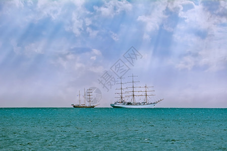 老的桅杆血管黑海中的帆船保加利亚海中的帆船图片