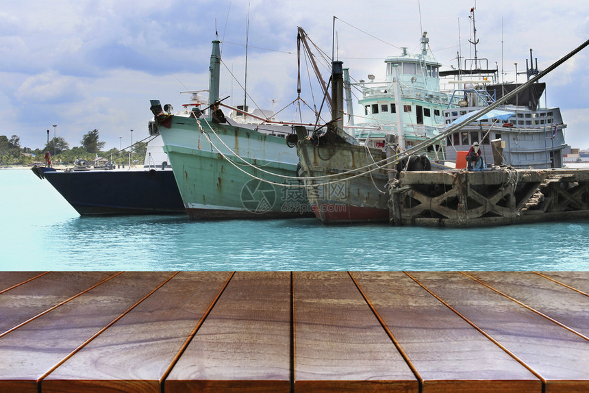 海岸线空木制桌间平台和海上及天空背景的船用于产品显示蒙戴布置的木板表格海滩蓝色的图片