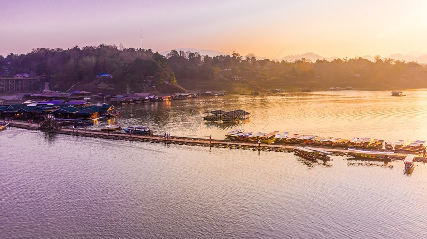 木制的乡村水清晨在泰国坎恰那布里桑普拉索河木桥和筏上的生活方式图片
