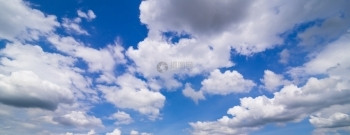 白天多云的蓝色空有乌云密闭蓝色的图片